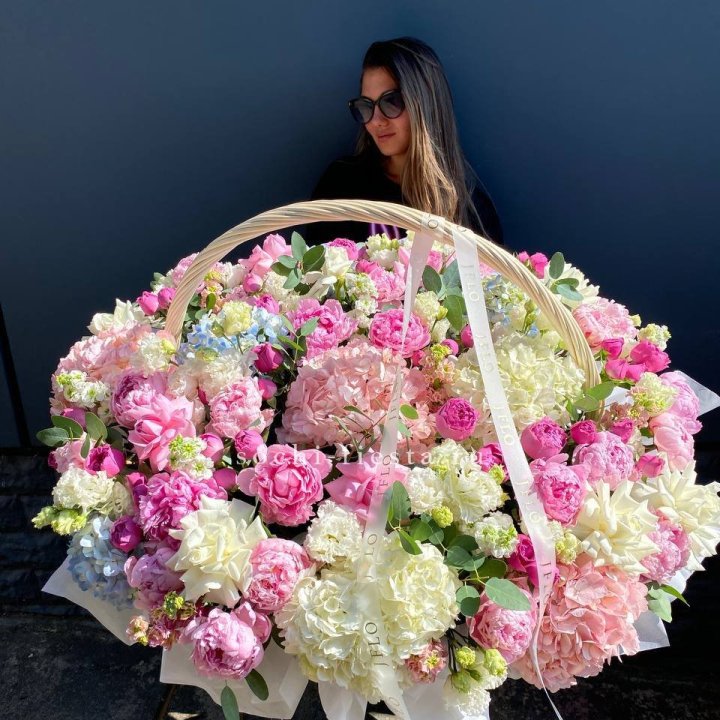 Цветочная корзина из пионов и пионовидных роз "Perfezione" в Сириусе