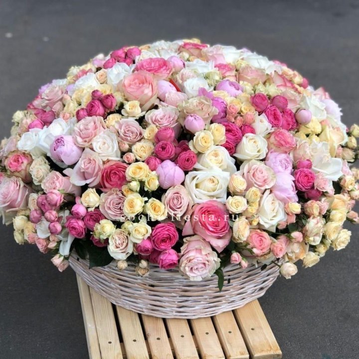 Цветочная корзина из пионов и пионовидных роз "Юниверсити" в Сириусе