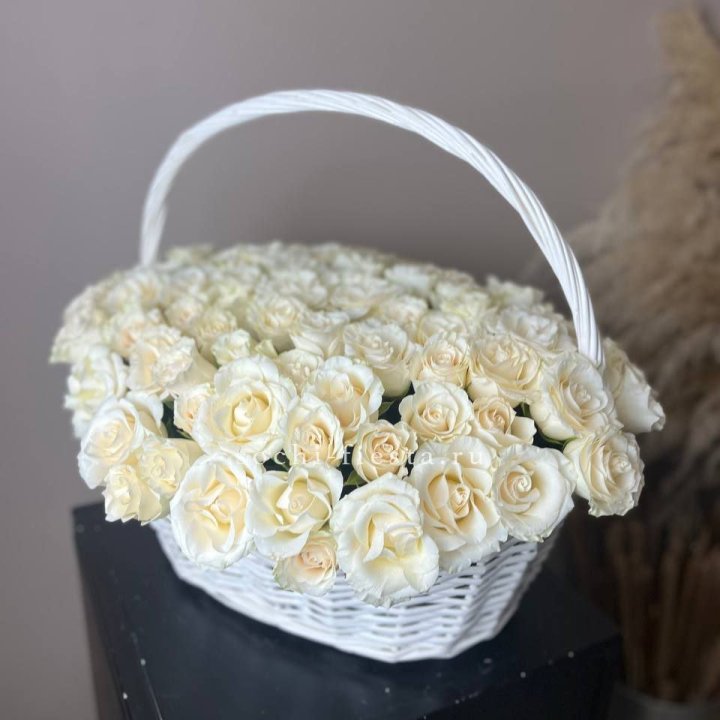 101 белая роза в корзине в Сириусе
