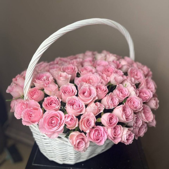 101 розовая роза в корзине в Сириусе