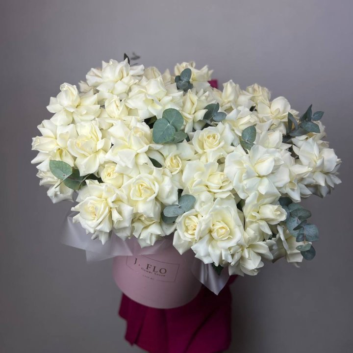 37 белых роз в боксе в Сириусе