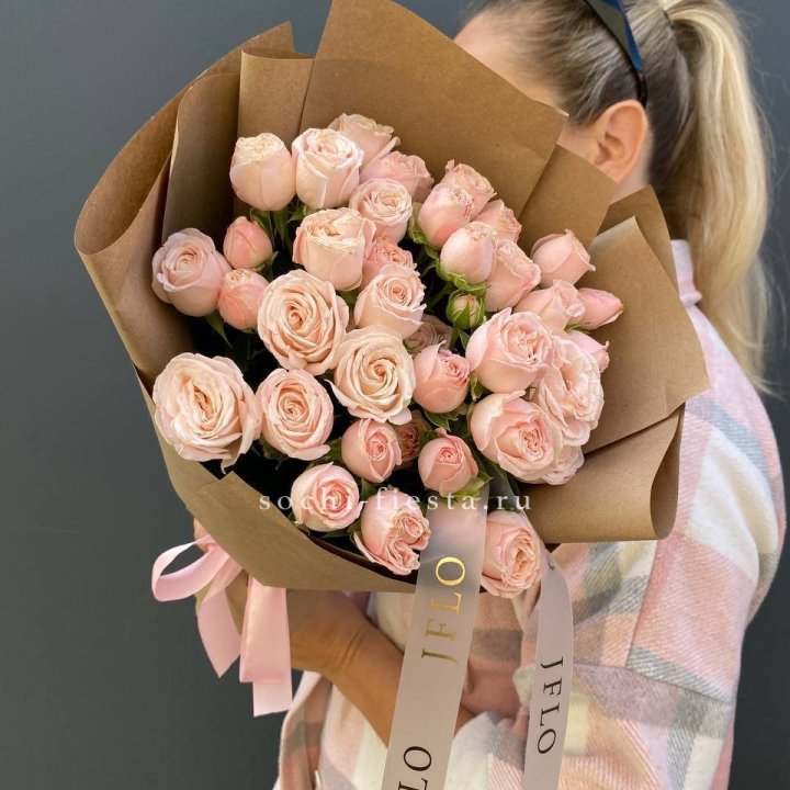 Кустовые розы Бомбастик в крафте в Сириусе