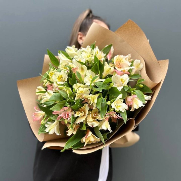 Букет альстромерий в крафте в Сириусе