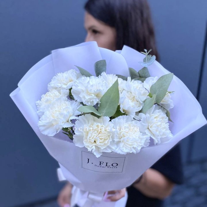 Белые Диантусы с эвкалиптом в Сириусе