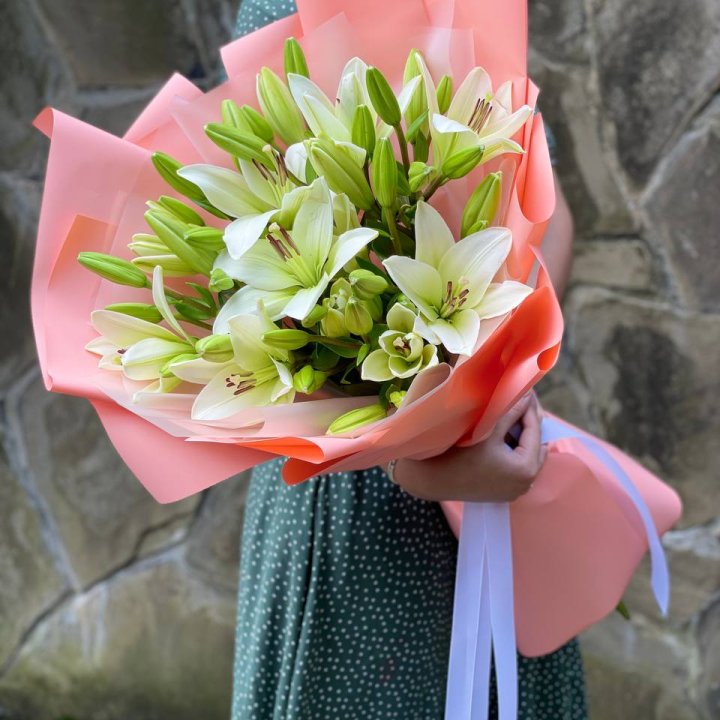 Букет из 7 белых лилий в Сириусе