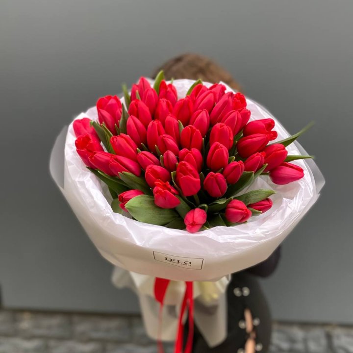 51 тюльпан "LOVE" в Сириусе