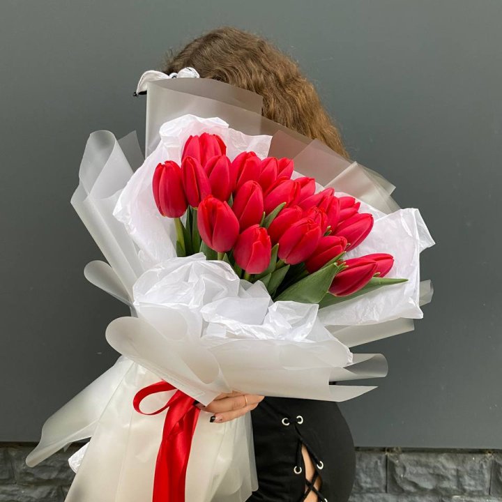  25 красных воздушных тюльпанов в Сириусе