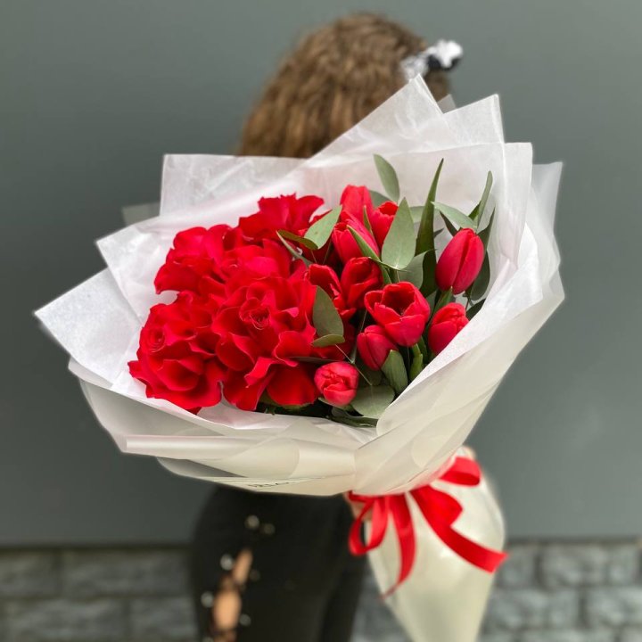 Дуо тюльпаны и розы в Сириусе