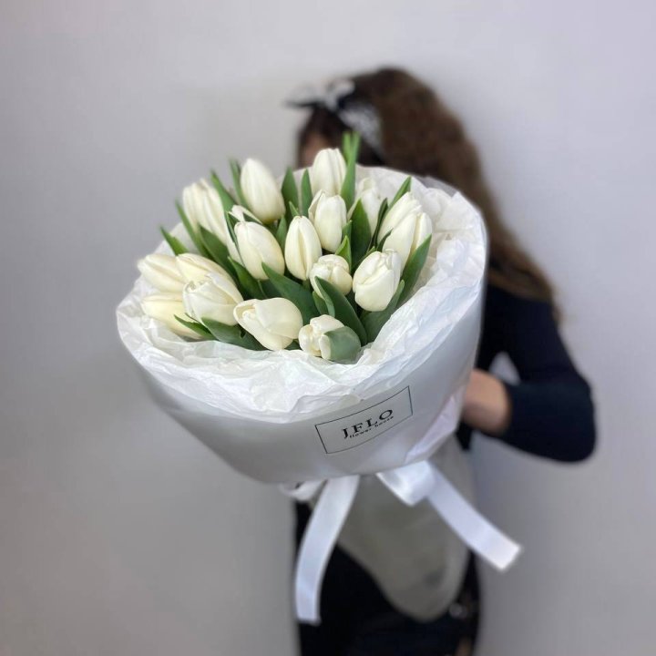  19 белых воздушных тюльпанов в Сириусе