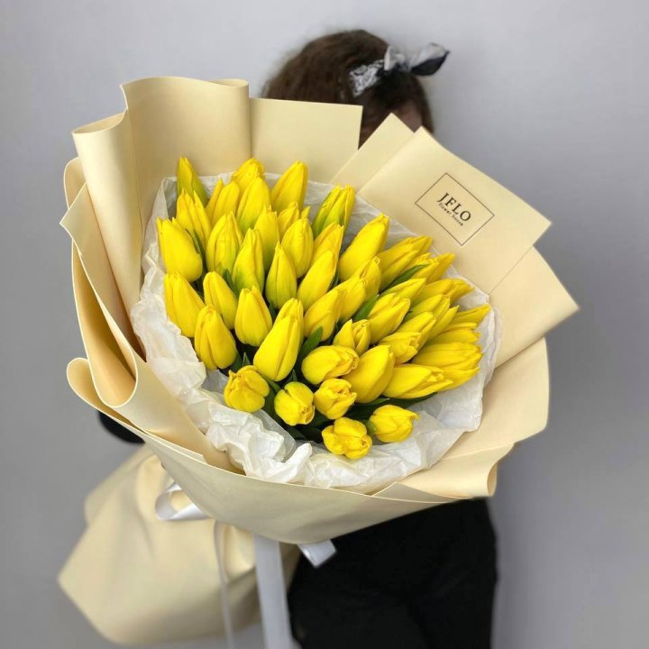 51 жёлтый тюльпан в Сириусе