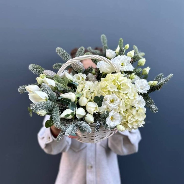 Новогодняя корзина с цветами в Сириусе