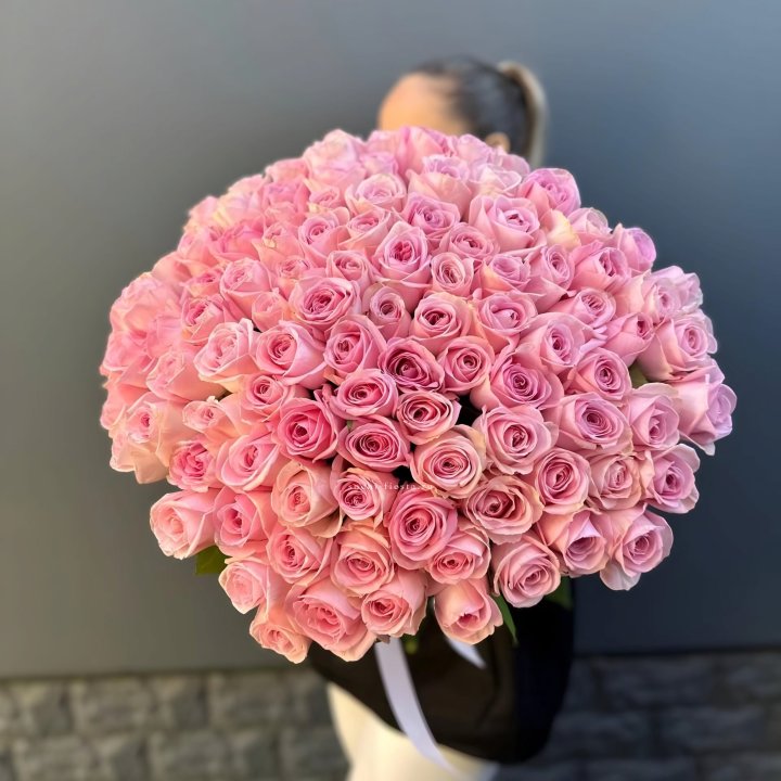 Охапка из 101 розовой розы в Сириусе