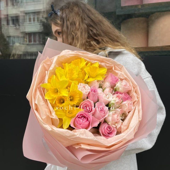 Букет роз и нарциссов в Сириусе
