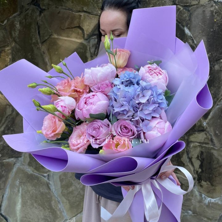 Букет с пионами "Блю логан" в Сириусе