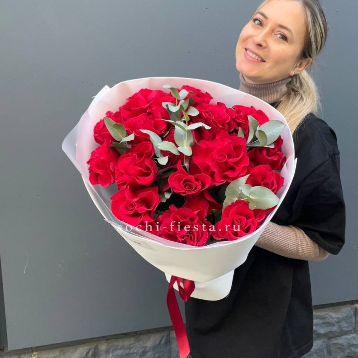 17 Красных французских роз в Сириусе