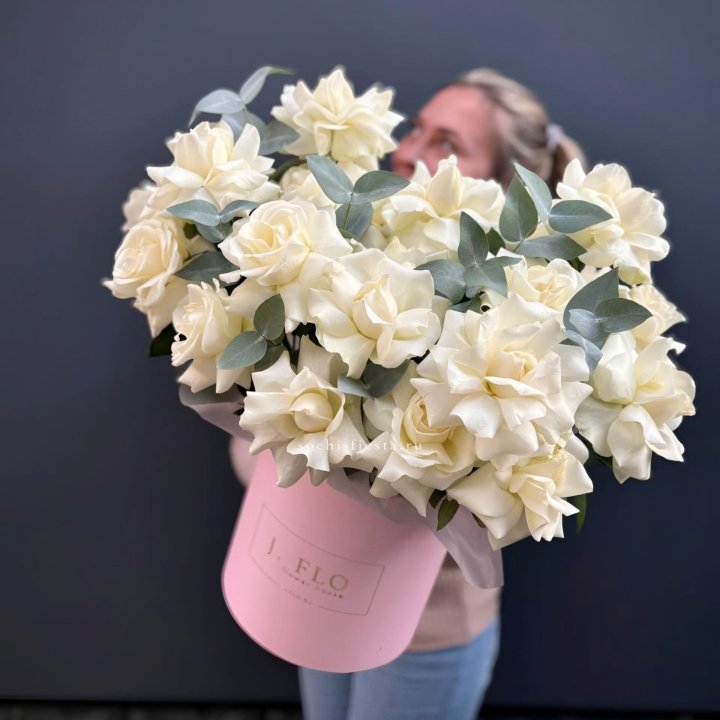 25 Французских белых роз в боксе в Сириусе