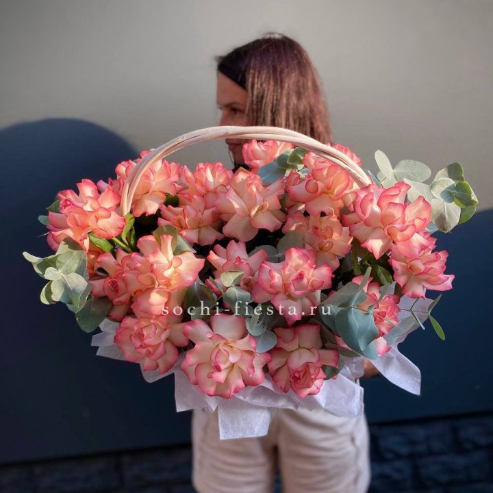 25 Французских роз Джумилия в корзине в Сириусе