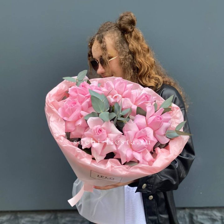 7 розовых роз в Сириусе