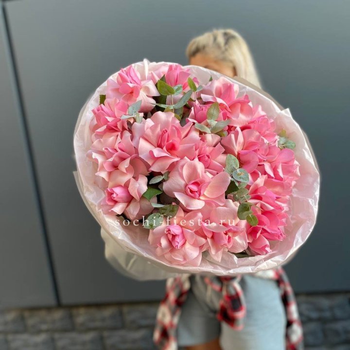 17 розовых роз в Сириусе