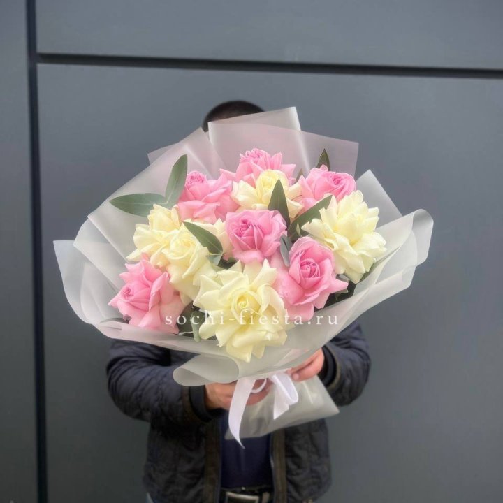 11 бело-розовых роз в Сириусе