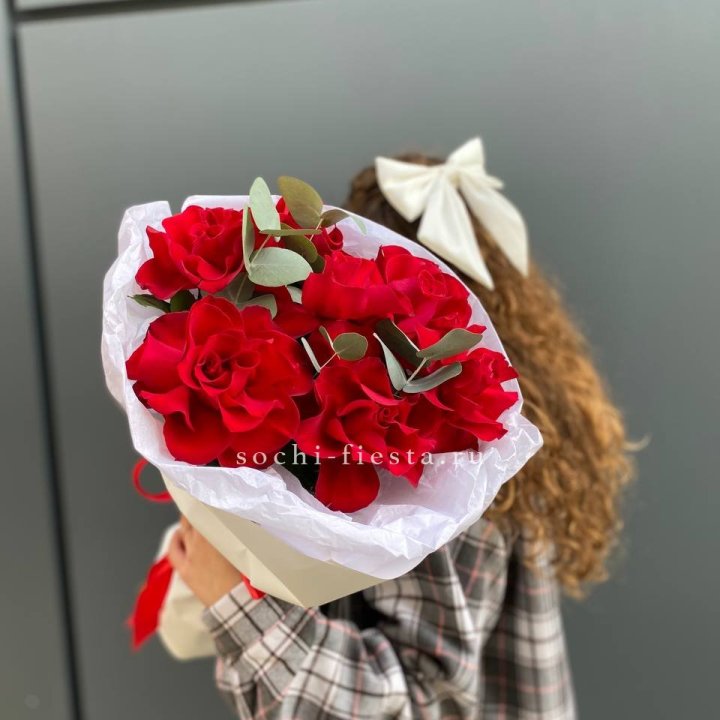 7 красных французских роз в Сириусе