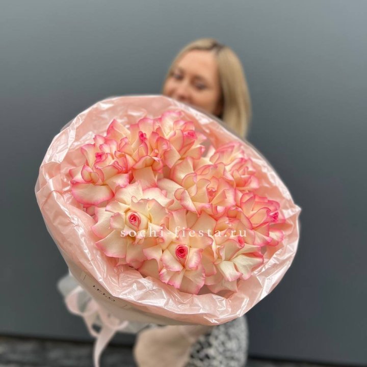 9 французских роз Джумилия в нежном оформлении в Сириусе