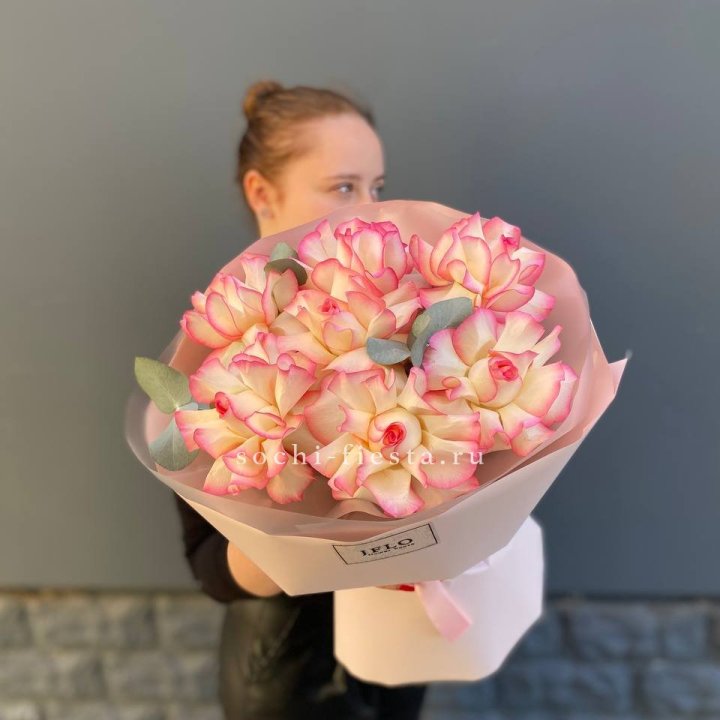 7 французских роз Джумилия с доставкой в Сириусе