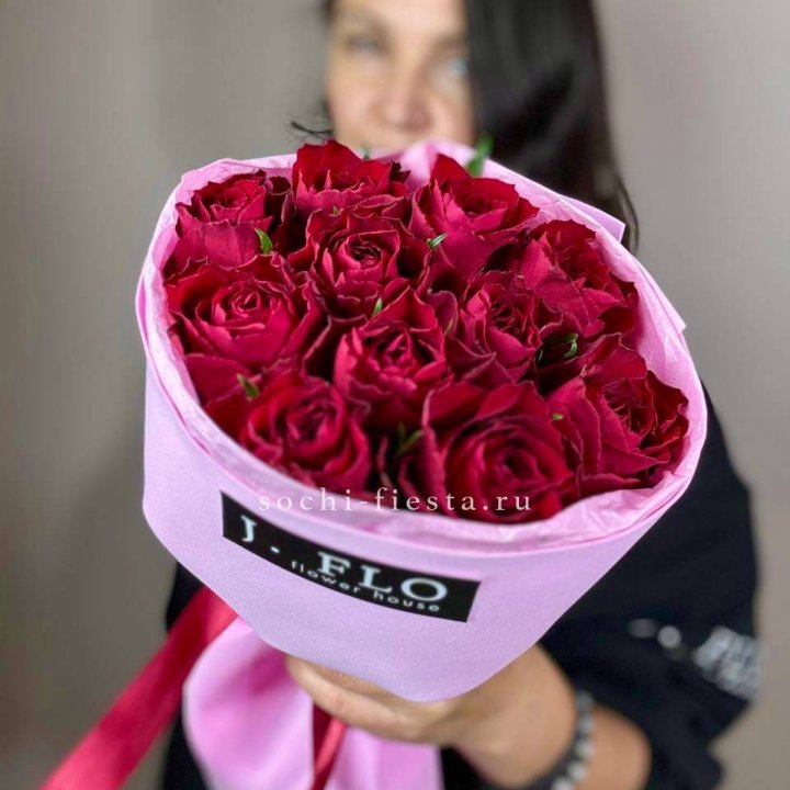 11 красных роз мадам ред в Сириусе