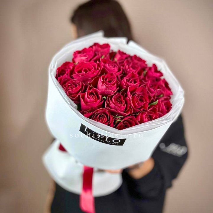 Букет красных роз Madam red в Сириусе