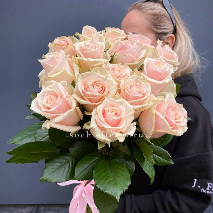 15  кремовых высоких роз с доставкой в Сириусе