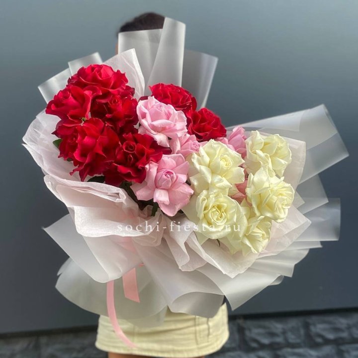 Микс из 17 роз в Сириусе