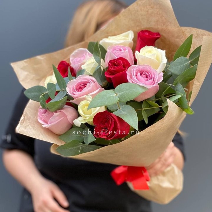 Букет из 15 роз с эвкалиптом в Сириусе
