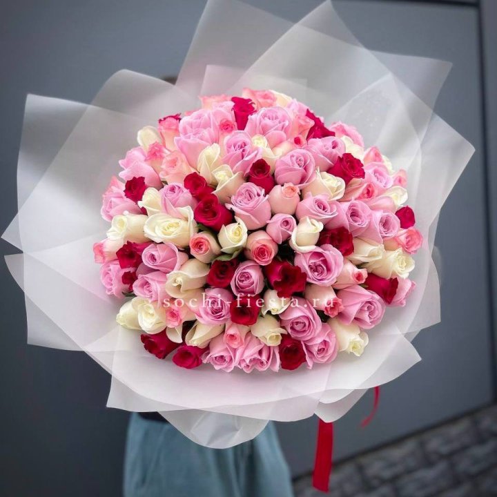 101 разноцветная роза "Карусель" в Сириусе