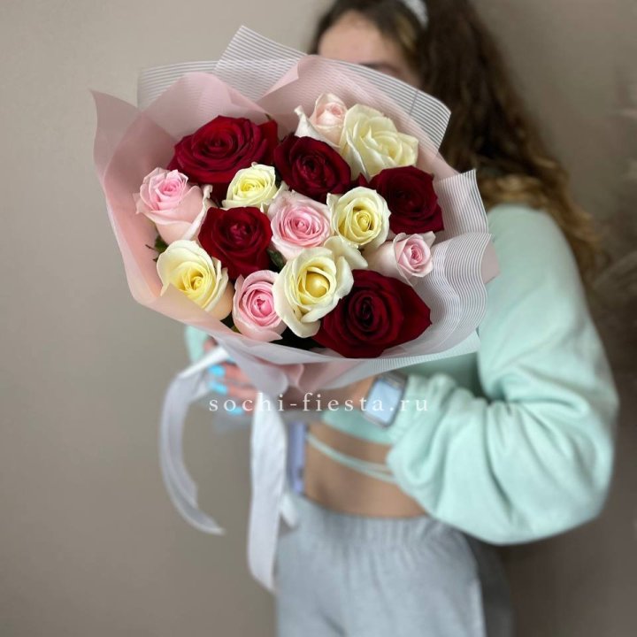 15 роз "Карусель" в Сириусе