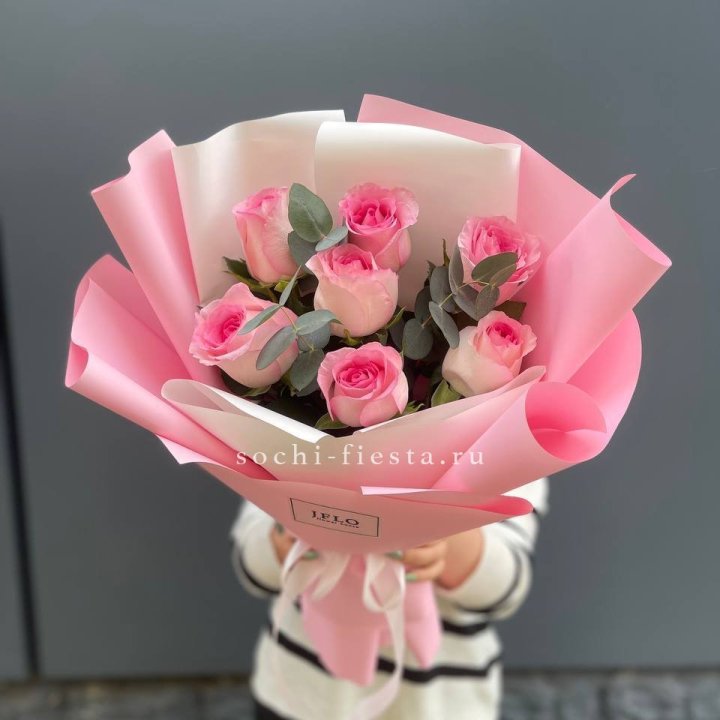 7 роз с эвкалиптом в Сириусе