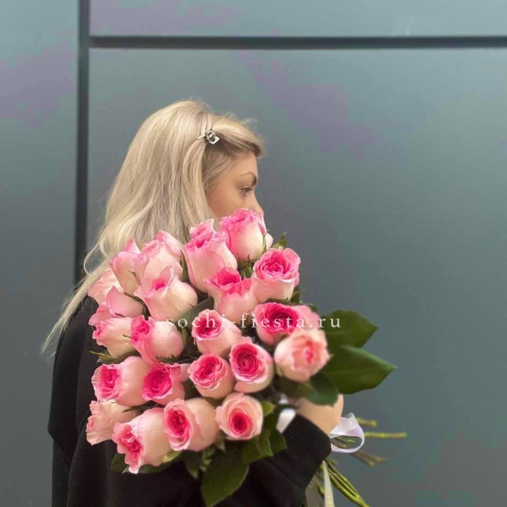  25 розовых роз в Сириусе