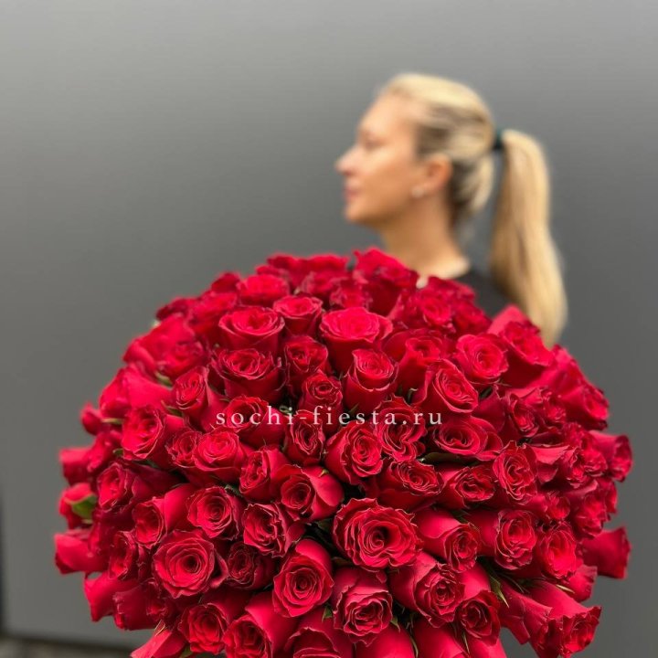 Охапка из 101 красной розы в Сириусе