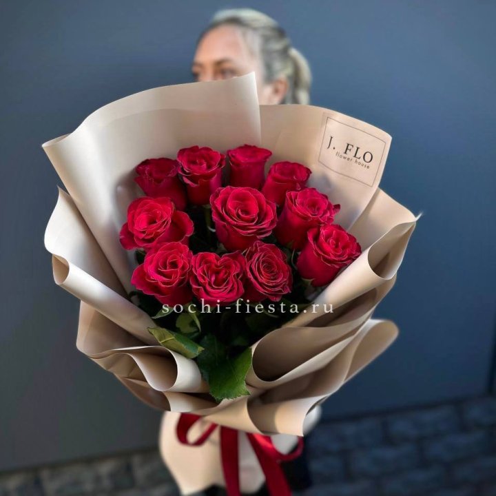 Букет красных роз "Наоми" в Сириусе