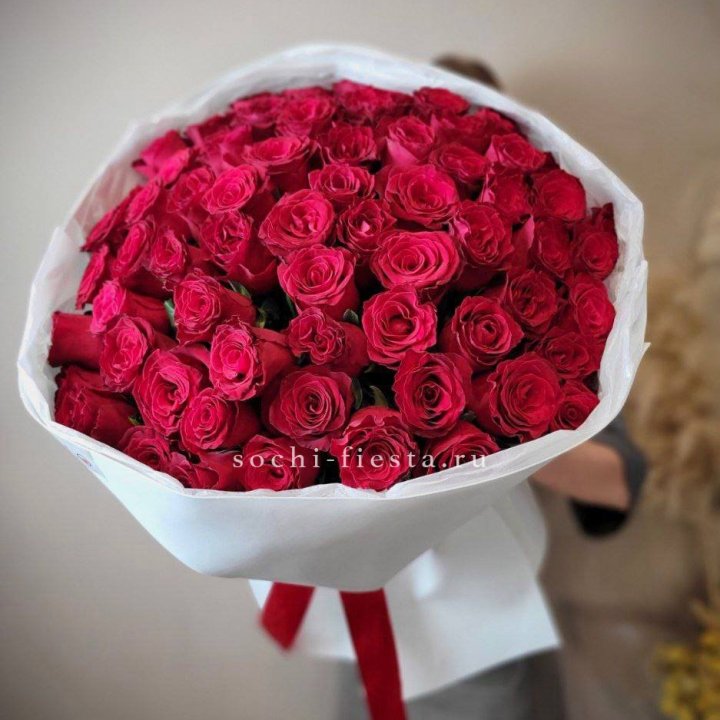 65 красных роз White в Сириусе