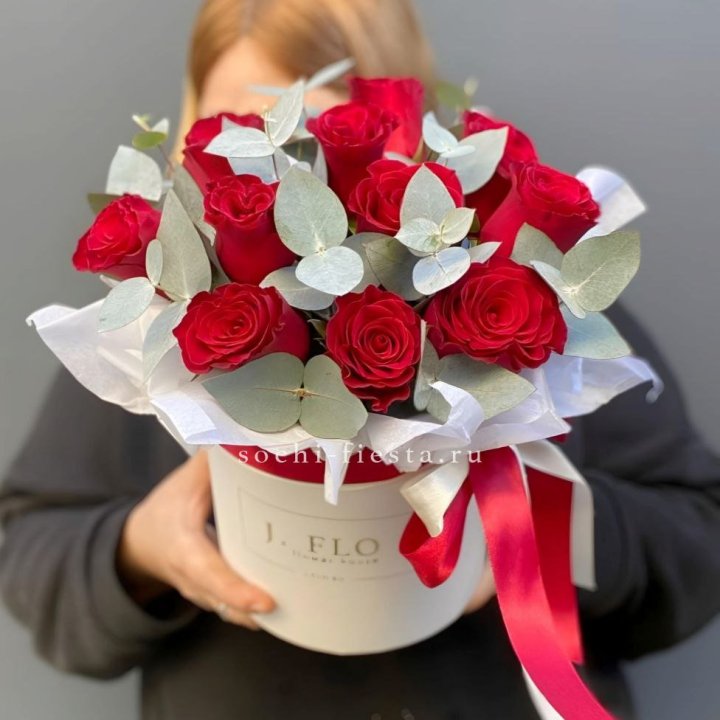 11 роз в шляпной коробке в Сириусе