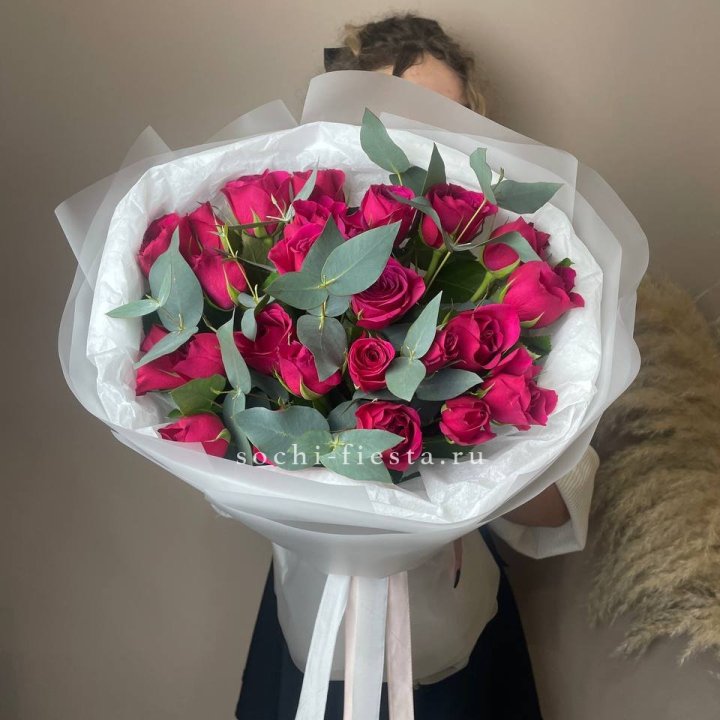 25 малиновых роз с эвкалиптом в Сириусе