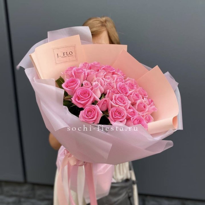 33 Розовые розы в Сириусе