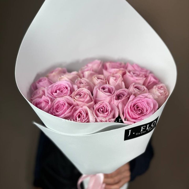 25 розовых роз в Сириусе