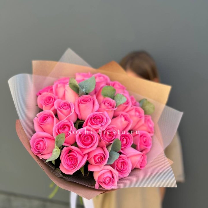 31 розовая роза с эвкалиптом в Сириусе