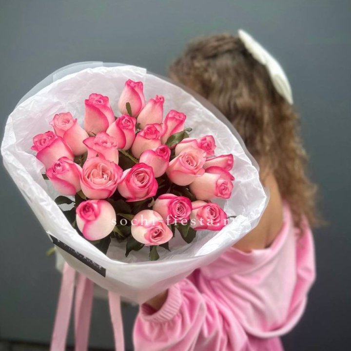 21 розовые розы Венди  в оформлении в Сириусе