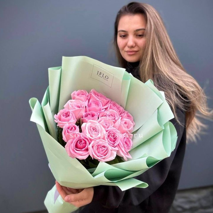 17 розовых роз в Сириусе