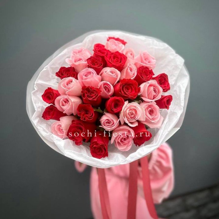 Букет красных и розовых 35 роз в Сириусе