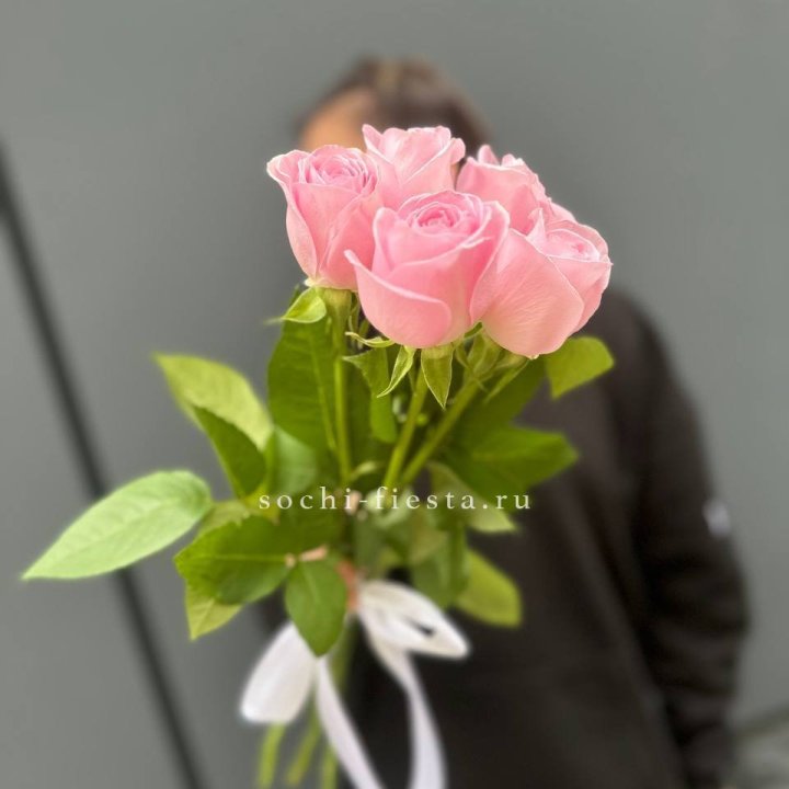 Букет 5 розовых роз  в Сириусе