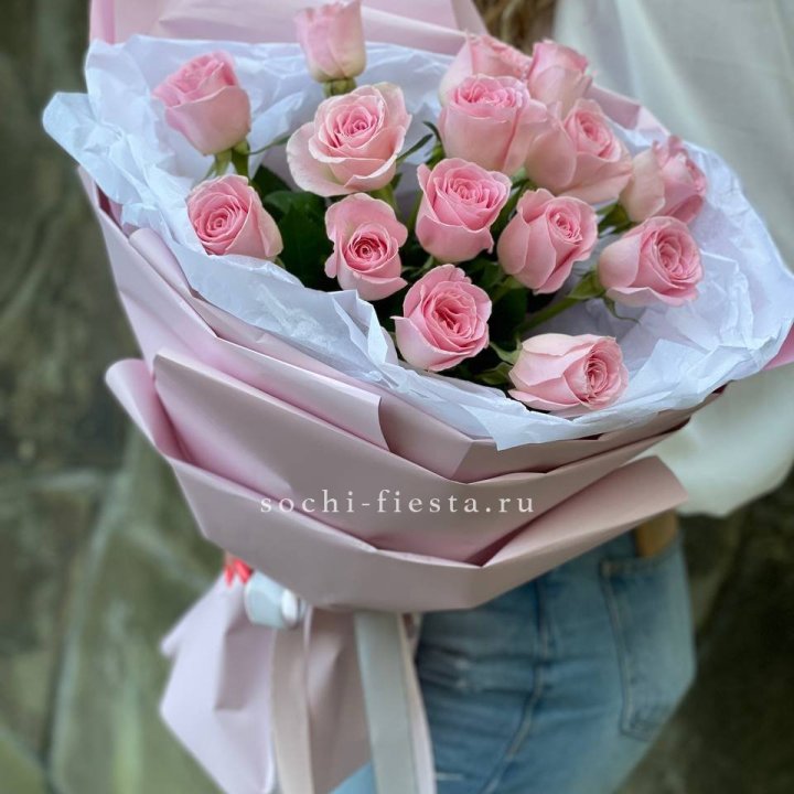 Розовые розы в авторском оформлении в Сириусе