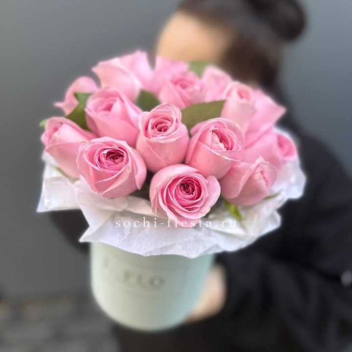 17 розовых роз в цилиндре в Сириусе